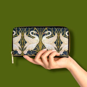 Swan and Iris Vegan Geldbörse | Tierversuchsfrei | Kunstgeschichte | Walter Kran | Jugendstil | Design-Geschichte | Kunsthandwerk Bewegung | Natur