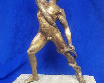 Un athlète aux prises avec un python