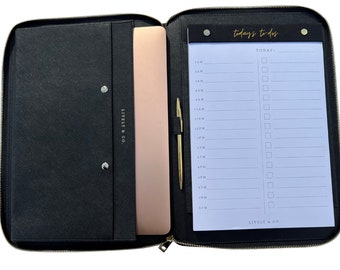 Può includere: Portafoglio in pelle nera con cerniera dorata e un blocco note con una lista di cose da fare. Il blocco note ha il testo "today's to-dos" e "TODAY:" stampato su di esso. Il portafoglio ha una tasca per un laptop e un portapenne.