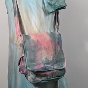 HUSH HUSH soft green blues and pink abstrakt Dyed Canvas Mini Messenger Bag - Crossbody verstellbarer Riemen viele Fächer