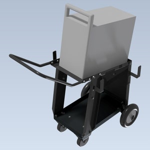 Pode incluir: Um carrinho utilitário preto com uma caixa cinza fixada na prateleira superior. O carrinho tem uma alça para empurrar e quatro rodas para facilitar a manobrabilidade. O carrinho foi projetado para transportar itens.