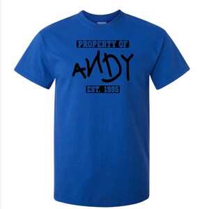 Propriété d'Andy Toy Story T-shirt sweat à capuche, équipement de parc à thème, chemise de vacances Disney, Disneyland, chemise pour enfants Disney, tampon de pied jouet image 2