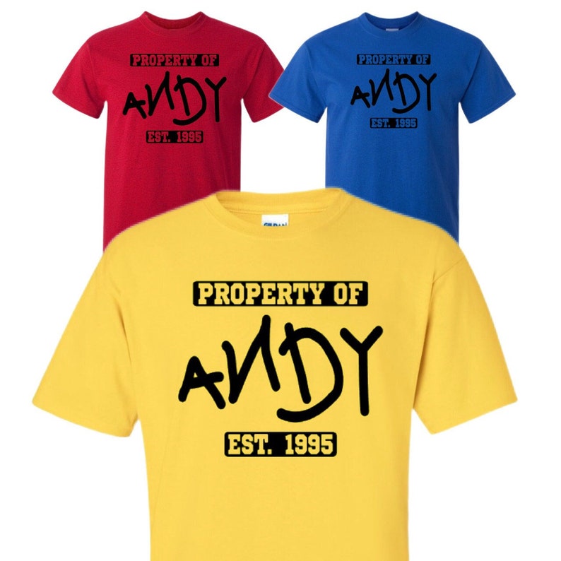 Propriété d'Andy Toy Story T-shirt sweat à capuche, équipement de parc à thème, chemise de vacances Disney, Disneyland, chemise pour enfants Disney, tampon de pied jouet image 1