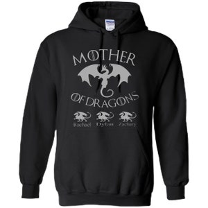 Pu&ograve; includere: Felpa con cappuccio nera con una grafica grigia di un drago e il testo "Mother of Dragons" con tre draghi pi&ugrave; piccoli e i nomi "Rachael", "Dylan" e "Zachary" sotto.