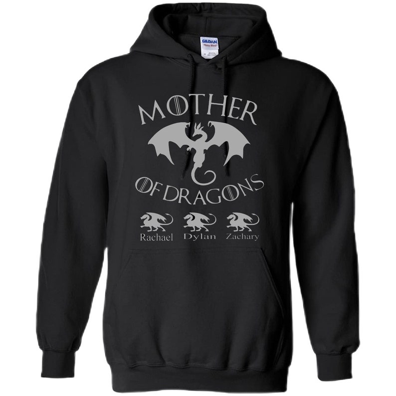 Pu&ograve; includere: Felpa con cappuccio nera con una grafica grigia di un drago e il testo "Mother of Dragons" con tre draghi pi&ugrave; piccoli e i nomi "Rachael", "Dylan" e "Zachary" sotto.