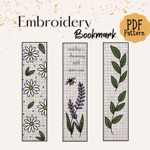 Puede incluir: Tres patrones de marcapáginas de bordado con un diseño de margarita, un diseño de lavanda y abeja y un diseño de rama de hojas. Los patrones están impresos sobre un fondo de lino beige. El texto "reading is dreaming with open eyes" está incluido en el diseño de lavanda y abeja.