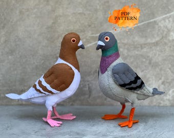 Può includere: Due figure di piccione in feltro realizzate a mano. Uno è marrone e bianco con zampe rosa, l'altro è grigio con piume del collo viola e verdi e zampe arancioni. Un grafico arancione in alto a destra mostra il testo PDF PATTERN.