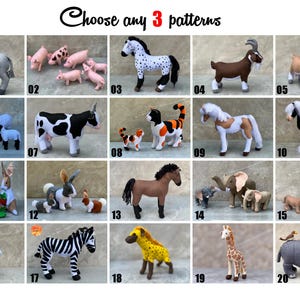 Puede incluir: Una cuadrícula de veinte figuras de animales de fieltro numeradas que incluyen un burro, cerdos, caballos, cabras, una vaca, un gato, conejos, elefantes, un león, un avestruz, una cebra, una hiena, una jirafa y un rinoceronte. Texto: Choose any 3 patterns.