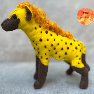 Patrón de costura digital de hiena moteada de fieltro en PDF, juguete de peluche de safari, adorno de regalo