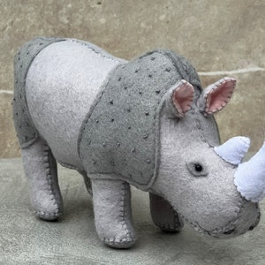 Feutre rhinocéros rhinocéros 2 patrons de couture bundle grand et petit rhinocéros PDF peluche Safari animaux jouet ornement cadeau image 5