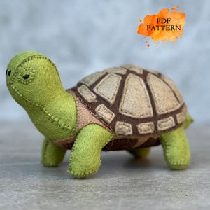 Patrón de costura digital en PDF de tortuga de fieltro con caparazón irregular. Animales de peluche de la jungla.