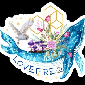 Op de afbeelding: Een sticker met een blauwe walvis in aquarel design. De walvis heeft een bloemstuk met roze tulpen en een paarse roos. Een uil vliegt erboven, met de tekst "LOVE FREQ".
