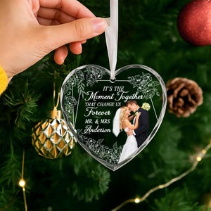 Gepersonaliseerd Moment Together-hartornament | Aangepast huwelijksfotocadeau | Gegraveerde eerste kerst getrouwd aandenken | Eerste kerstmis AR16