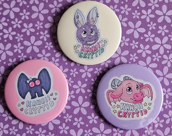 Spille Kawaii Cryptids da 2,25" con retro a spillo