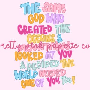 Pode incluir: Um gráfico em cores pastel com o texto "THE SAME GOD WHO CREATED THE OCEANS & LOOKED AT YOU & DECIDED THE WORLD NEEDED ONE OF YOU, TOO!" em letras de bolhas. As palavras são em várias cores, incluindo azul, rosa, laranja e roxo. O texto "pretty pink paperie co." também está incluído.