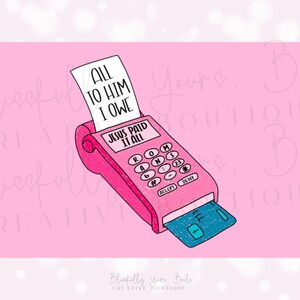 Puede incluir: Un lector de tarjetas de cr&eacute;dito rosa con un recibo que dice "All to Him I Owe" y "Jesus Paid It All". El lector tiene una tarjeta de cr&eacute;dito azul insertada.