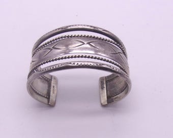 Brazalete de plata esterlina nativo americano, época de Fred Harvey, plata esterlina estampada