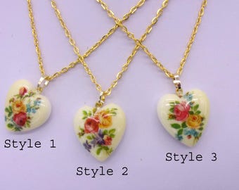 Collar Corazón Hinchado Color Marfil con Flores,