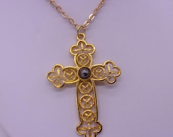 Collar con cruz de estilo neoetrusco, hematita de vidrio, cruz ornamentada de estilo neoetrusco de los años 70.