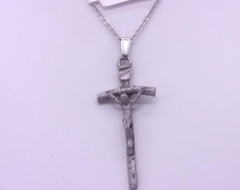 Collar con crucifijo rústico con acabado de peltre y cadena de acero inoxidable. Collar con crucifijo dimensional.