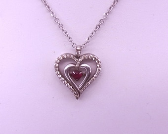 Corazón de rubí en plata esterlina y piedras CZ,