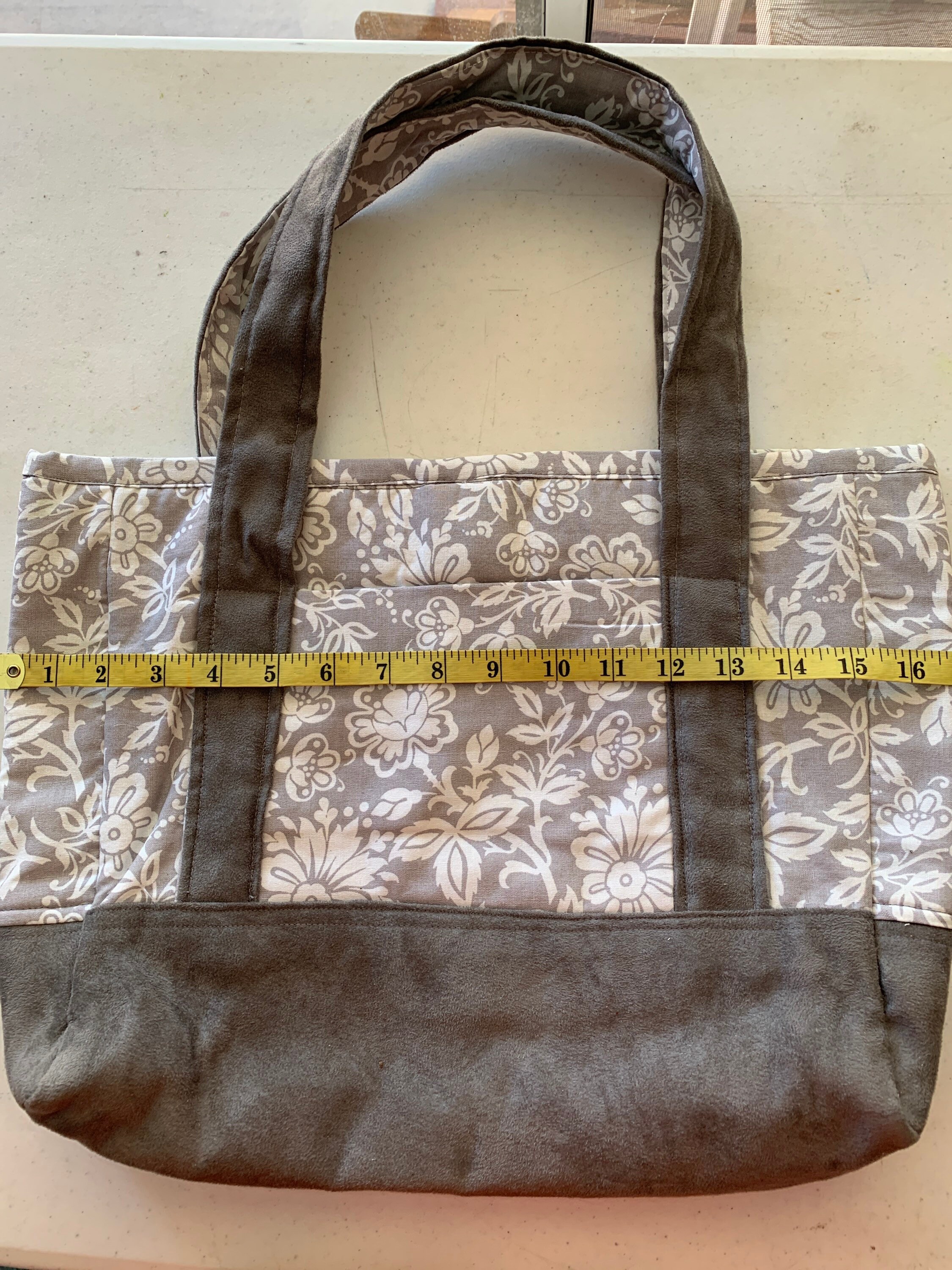 Bolso Tote Marca Cloe Bolsas Cloe Saldos Floral Gray Tote Bag: Faux Suede  Pocketbook, image size:2250x3000
