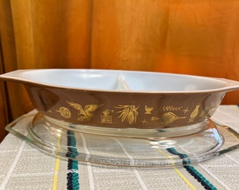 PYREX Early American 1 1/2 Qt Divided Casserole Dish, 1960s Vintage, Brown and Gold. Cat!