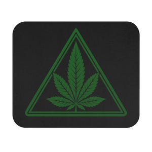 Könnte beinhalten: Ein rechteckiges Mauspad mit abgerundeten Ecken, schwarzem Hintergrund und einer zentrierten dunkelgrünen Grafik. Die Grafik besteht aus einem Cannabisblatt in einem doppelt linierten Dreiecksrahmen, was ein markantes geometrisches Design ergibt.