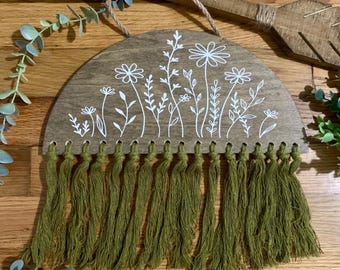 Väggbonad med blommigt makramémotiv i trä