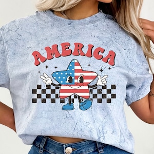 Comfort Colors® Maglietta grafica dei cartoni animati retrò America, Maglietta grafica Comfort Colors del 4 luglio, Maglietta grafica Star American, Retro america CHECKER