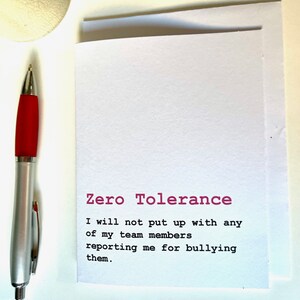 Tarjeta de felicitación de la oficina sarcástica de Bad Boss - Tolerancia cero