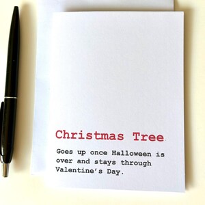 Divertente biglietto di auguri per le feste con albero di Natale