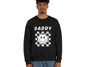 Mens Daddy Smiley Face Checkered Fleece Crew Neck Pullover Sweatshirt | Clothing |Gift | Cozy | Dad | Father | Vintage | Retro