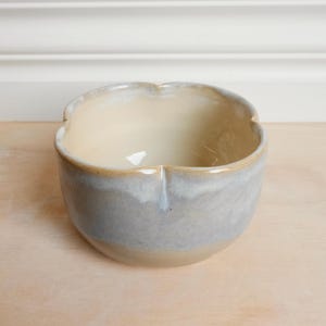 ブルーグレーの花柄カップ／ボウル／ポット - 手作りの陶器製ティーカップ、プランター、コテージコア、ミニマリスト、ウィムジー、ドリンクウェア、小物入れ