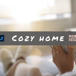 Può includere: Una persona si rilassa al chiuso con una bevanda calda in una tazza. L'immagine presenta il testo "COZY HOME" e "MOBILE LIGHTROOM PRESETS". La scena è immersa in una luce naturale soffusa, creando un senso di comfort e tranquillità.