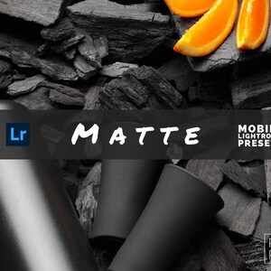 Puede incluir: Una botella negra mate y dos tazas se muestran sobre un fondo de carbón oscuro. La palabra "MATTE" está escrita en blanco en el centro. Rodajas de naranja están en la esquina superior derecha. La imagen también incluye el texto "Mobile Lightroom Presets".