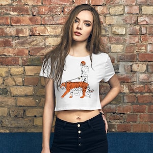 Joe Burrow Women’s Crop Tee, Cincinnati Bengals Shirt, Burrow Bengals T-Shirt, Bengals Shirt, Cat Walk Joe Burrow Crop Top, Bengals Tshirt
