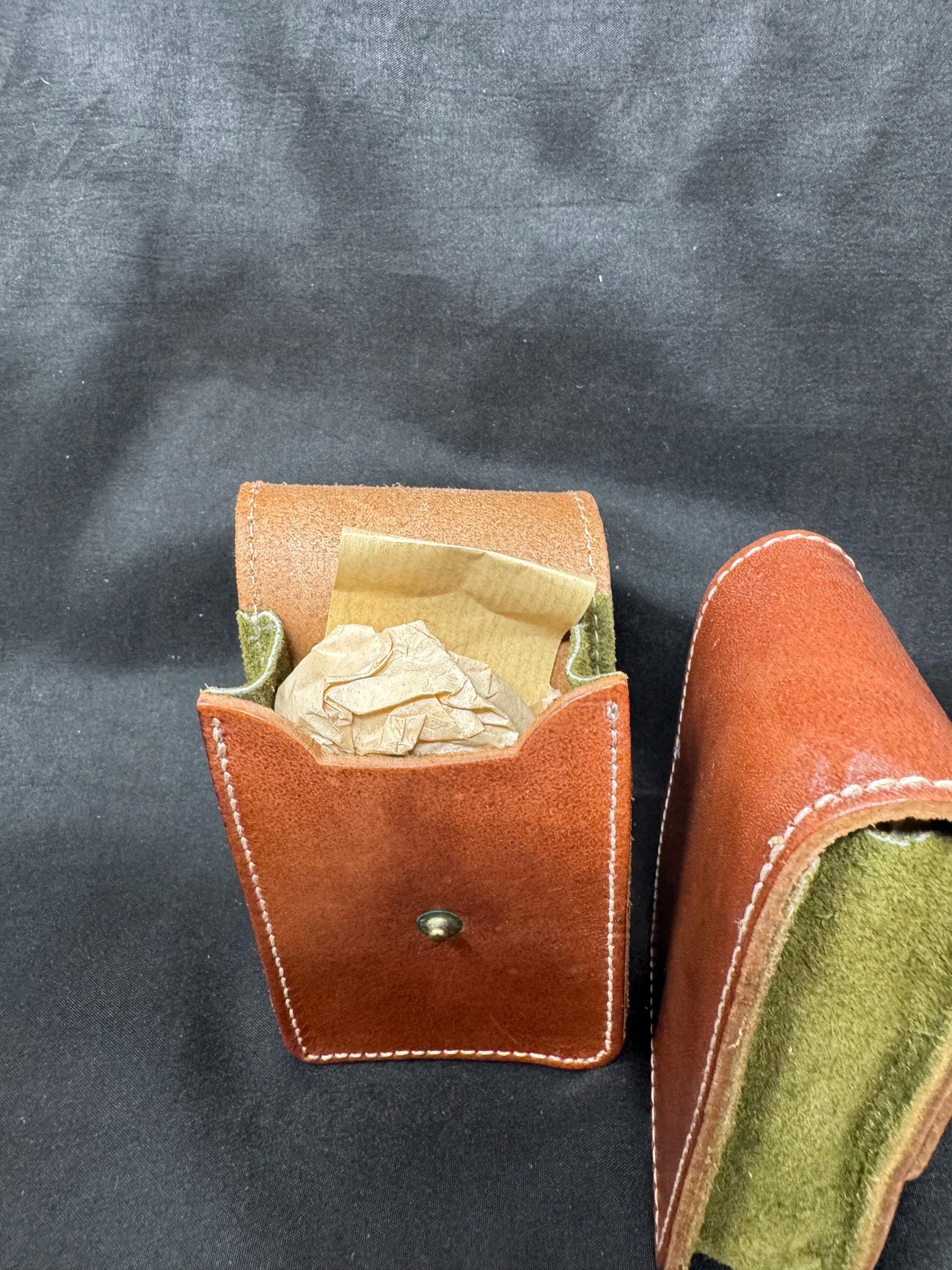 High-quality Four Roses reddish leather engraving. Features a secure  lock. Solid, elegant feel. Vintage new old stock.4”x2.5”x1”.SKU-118 6