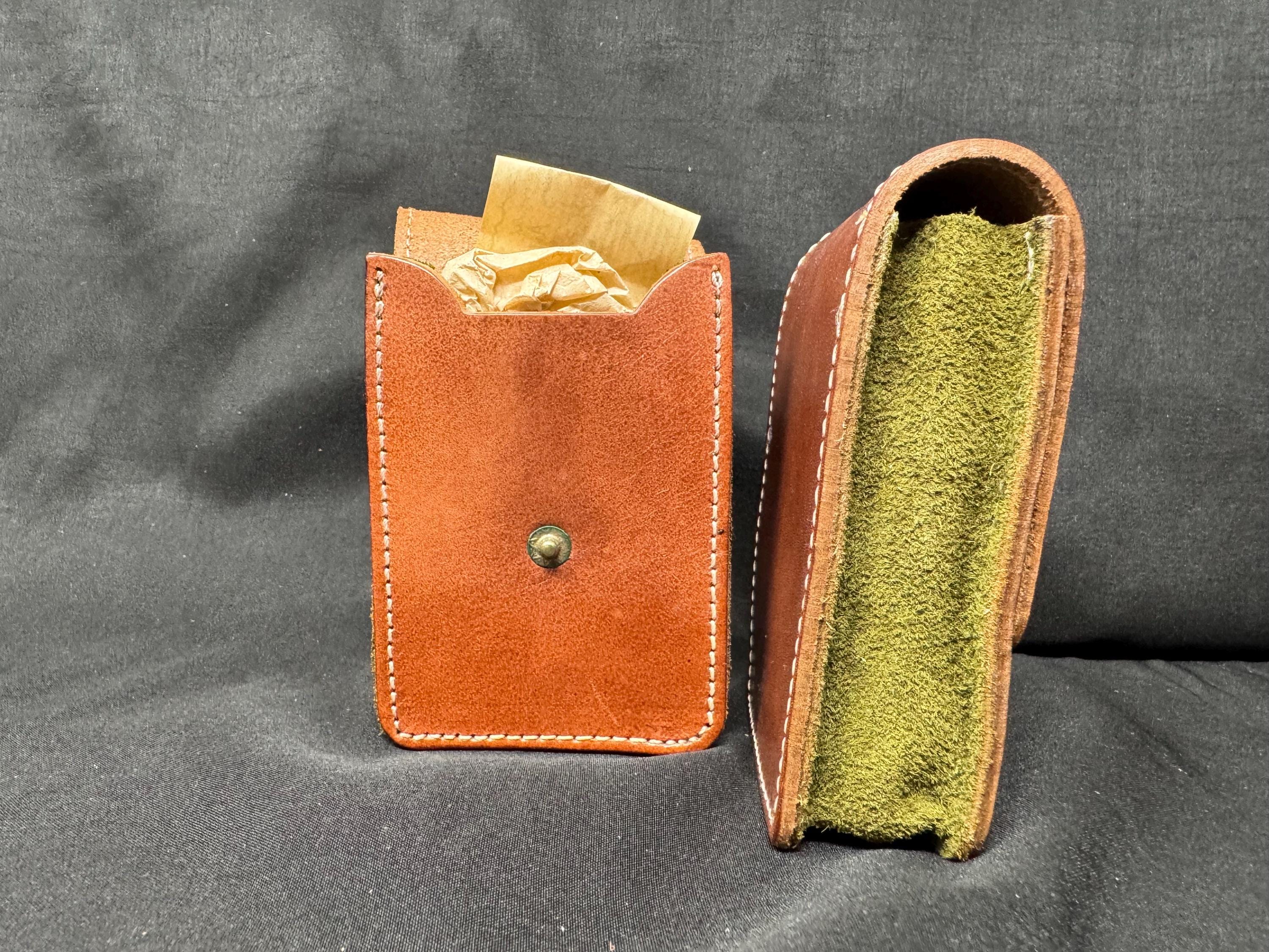 High-quality Four Roses reddish leather engraving. Features a secure  lock. Solid, elegant feel. Vintage new old stock.4”x2.5”x1”.SKU-118 3