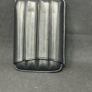 Estuche de viaje de cuero Ubrique para 3 puros (especificaciones alemanas, fabricación española). 14 x 8,9 x 2,5 cm. SKU-390