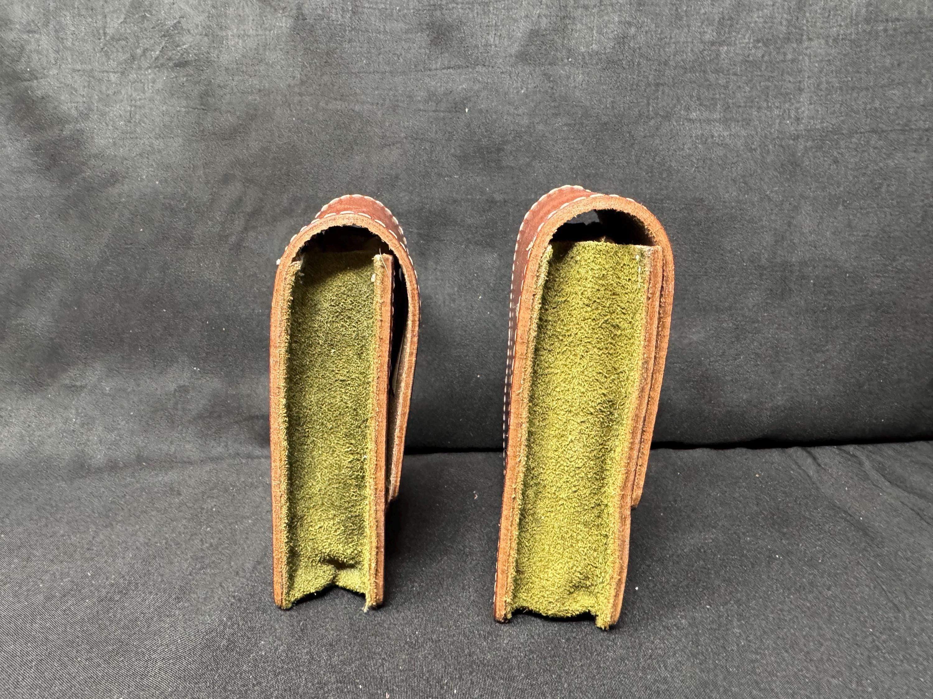 High-quality Four Roses reddish leather engraving. Features a secure  lock. Solid, elegant feel. Vintage new old stock.4”x2.5”x1”.SKU-118 2