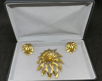 MONET Excellent New condition 18k gold plated - Set Brooch and Earrings. (SKU #418)