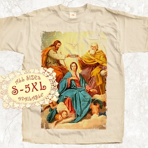 Könnte beinhalten: Ein beiges T-Shirt mit einem Vintage-Bild einer religiösen Szene. Das Bild zeigt drei Figuren, einen Mann, eine Frau und einen Mann mit einer Krone über ihnen. Das Bild ist von einem hellgelben Heiligenschein umgeben. Das T-Shirt hat den Text "All Sizes S-5XL Available" auf einem weißen Spitzenkreis.