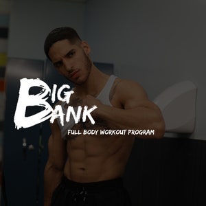 Puede incluir: Un hombre con un tanque blanco y pantalones cortos negros posa en un vestuario de gimnasio. El texto "BIG BANK FULL BODY WORKOUT PROGRAM" está escrito en blanco sobre un fondo negro.