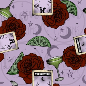 Könnte beinhalten: Ein sich wiederholendes Muster auf lavendelfarbenem Hintergrund mit dunkelroten Rosen, grünen Limettenscheiben und Margaritagläsern. Kleine gerahmte Bilder mit Silhouetten und dem Text "THE SISTERS", Sterne und Halbmonde.