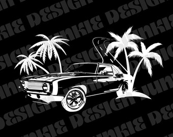 Może przedstawiać: Czarno-biała ilustracja klasycznego samochodu z palmami w tle. Samochód to zabytkowy samochód typu muscle car z długą maską i eleganckim designem. Palmy są wysokie i smukłe, z bujnymi liśćmi.