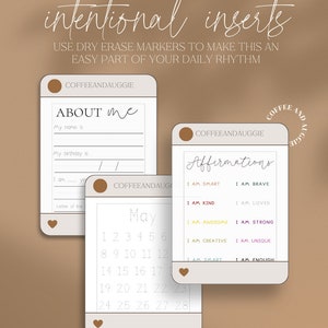 Op de afbeelding: Drie afdrukbare droog uitwisbare kaarten met een bruine achtergrond. De eerste kaart zegt "Over mij" en heeft regels om een naam en verjaardag te schrijven. De tweede kaart is een kalender voor de maand mei. De derde kaart zegt "Affirmaties" en heeft een lijst met positieve affirmaties.