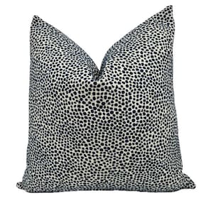 Housse de coussin en chenille bleue à pois - Zoey