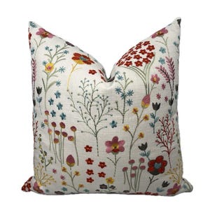 Housse de coussin brodée florale / Coussin décoratif fleurs sauvages colorées / Vermillon, rose, jaune, bleu aqua, vert menthe, olive, blanc - Sadie
