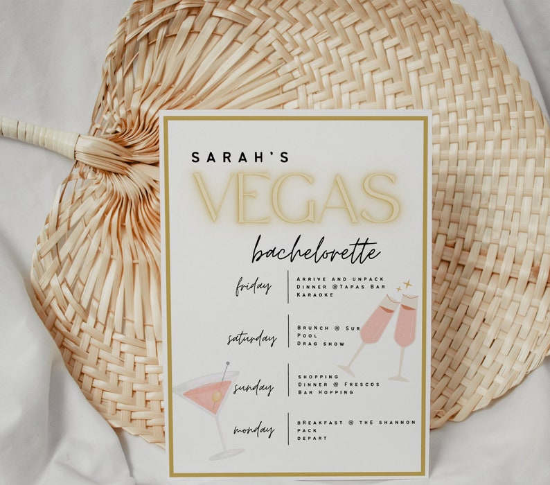 Puede incluir: Una tarjeta blanca con borde dorado y texto negro que describe un itinerario de despedida de soltera para un viaje a Las Vegas. La tarjeta enumera las actividades para cada d&iacute;a del viaje, incluyendo cena, karaoke, brunch, piscina, espect&aacute;culo de drag, compras y desayuno.